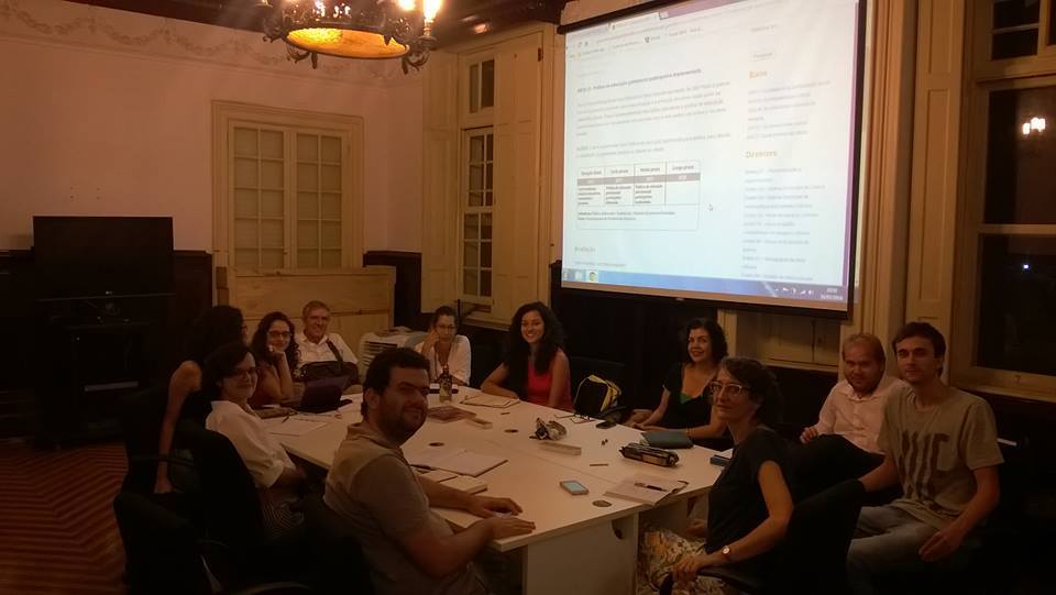 A Repep - Rede Paulista de Educação Patrimonial é um coletivo de profissionais das mais variadas áreas de atuação e de diferentes instituições. Fazem parte dela educadores, pesquisadores, arquitetos, historiadores, alunos de graduação e pós-graduação.   A proposta da rede é compartilhar ideias, ações, projetos, dúvidas e inquietações sobre este novo campo de atuação. Desta forma, a Rede se propõe a ser um espaço de articulação entre os vários segmentos na área de cultura e educação, envolvidos com projetos e temáticas da proteção e valorização da memória coletiva e do patrimônio cultural. Queremos, com isso, propiciar a troca de experiências práticas, a reflexão sobre os significados e alcances destas iniciativas, o debate sobre os princípios da Educação Patrimonial e a construção de ações em parceria.     Breve histórico: a Repep teve início com um projeto de Cultura e Extensão, desenvolvido no âmbito da Universidade de São Paulo (USP) e organizado pelo Laboratório de Geografia Urbana (Labur) do Departamento de Geografia em parceria com o CPC/USP, Centro de Preservação Cultural, sediado na Casa da Dona Yayá, no Bexiga. Este projeto recebeu Menção Honrosa no II Seminário do Aprender com Cultura da Pró-Reitoria de Cultura e Extensão Universitária da USP.